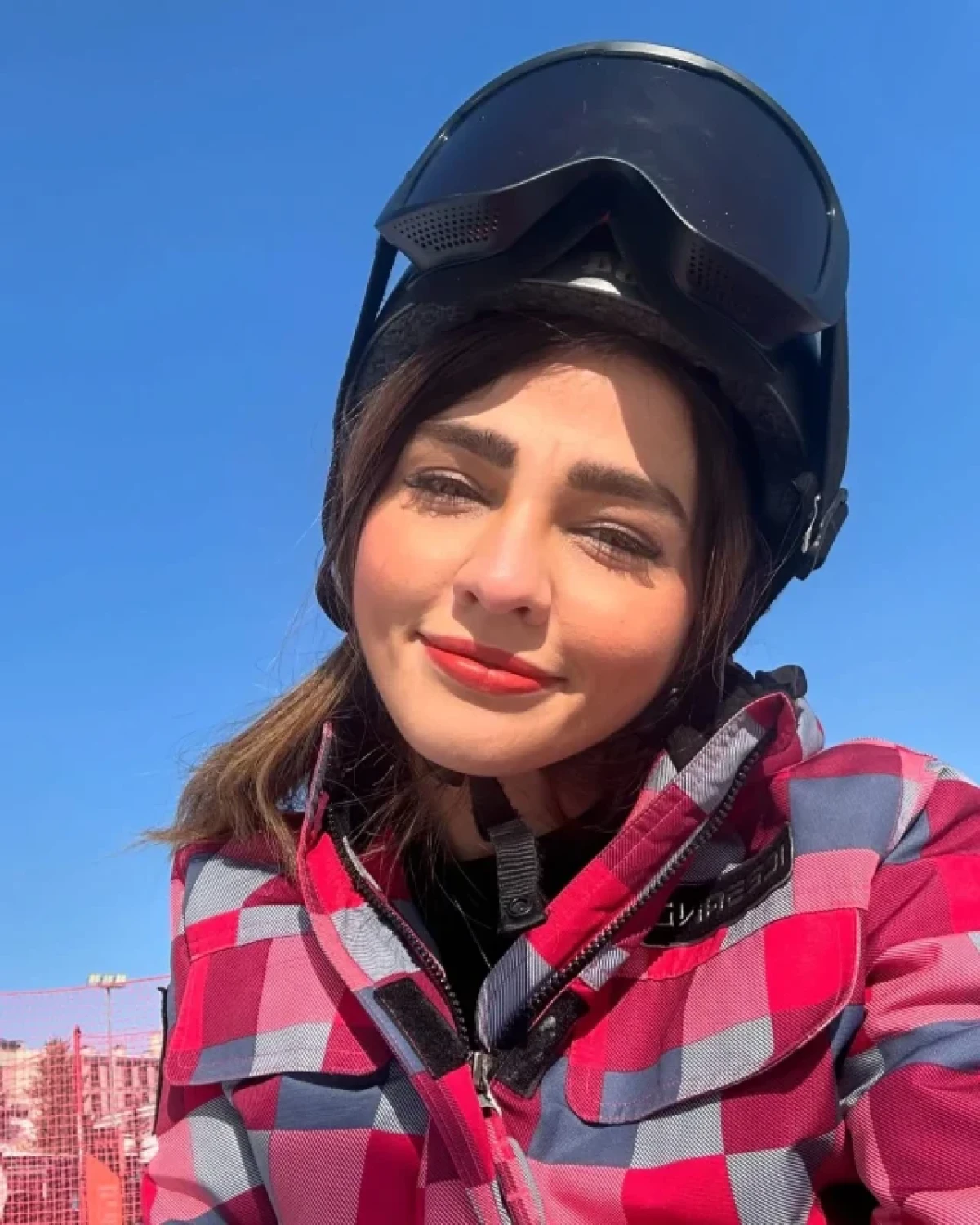 استایل زمستانی «شیوا» در ۳۶ سالگی؛ بازیگر بچه مهندس ۴ روی پیست اسکی