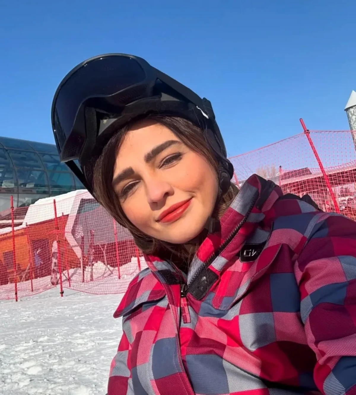 استایل زمستانی «شیوا» در ۳۶ سالگی؛ بازیگر بچه مهندس ۴ روی پیست اسکی