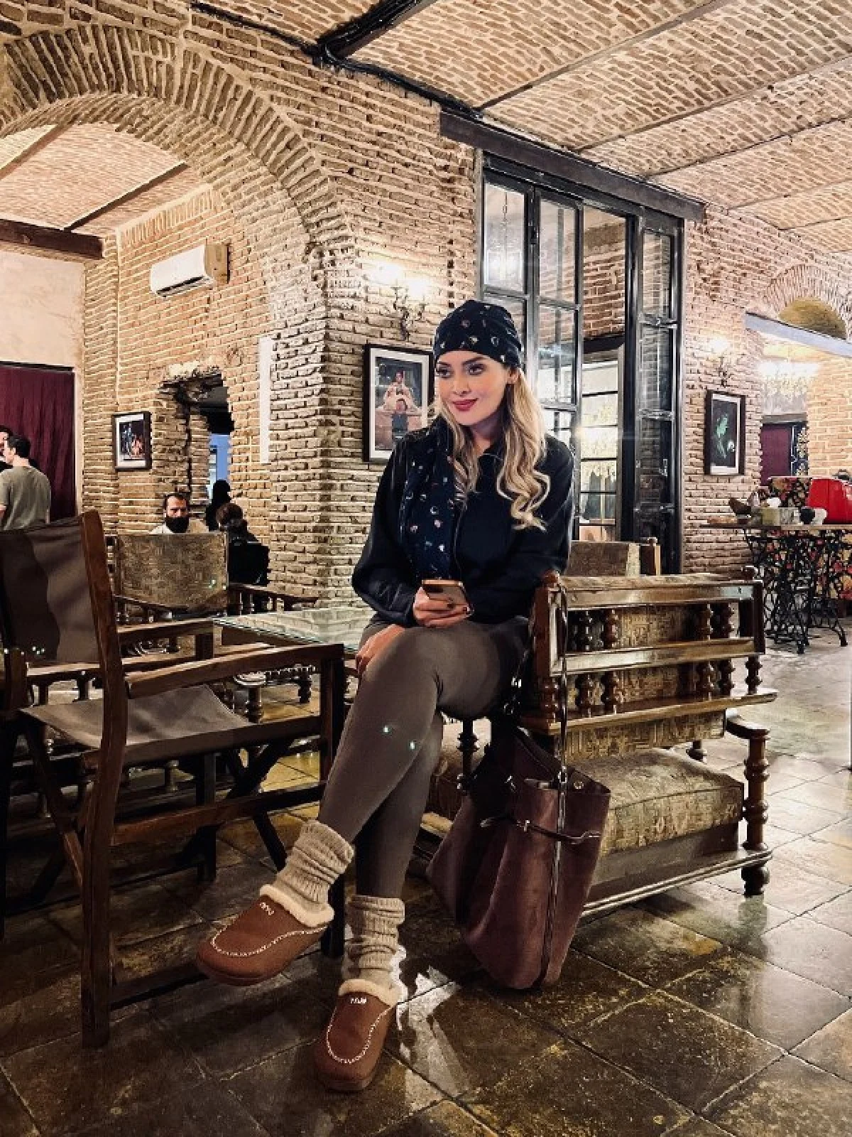 ژستهای شیک دختر محمود نقاش در کافه سنتی منتشر شد ژستهای شیک دختر محمود نقاش در کافه سنتی منتشر شد