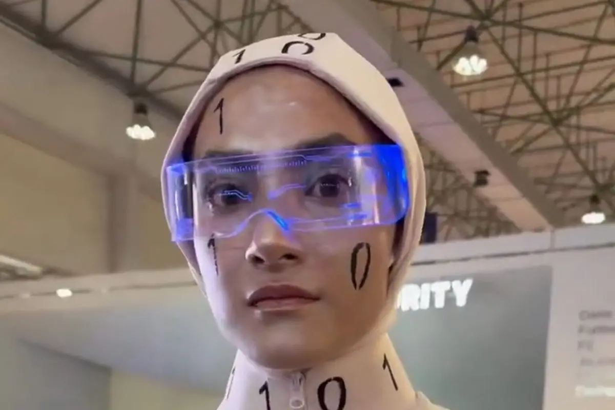 رباتهای انساننما در «پاپ امیرحسین قیاسی» | ماجرای جنجالی حضور دو بازیگر در نقش ربات رباتهای انساننما در «پاپ امیرحسین قیاسی» | ماجرای جنجالی حضور دو بازیگر در نقش ربات