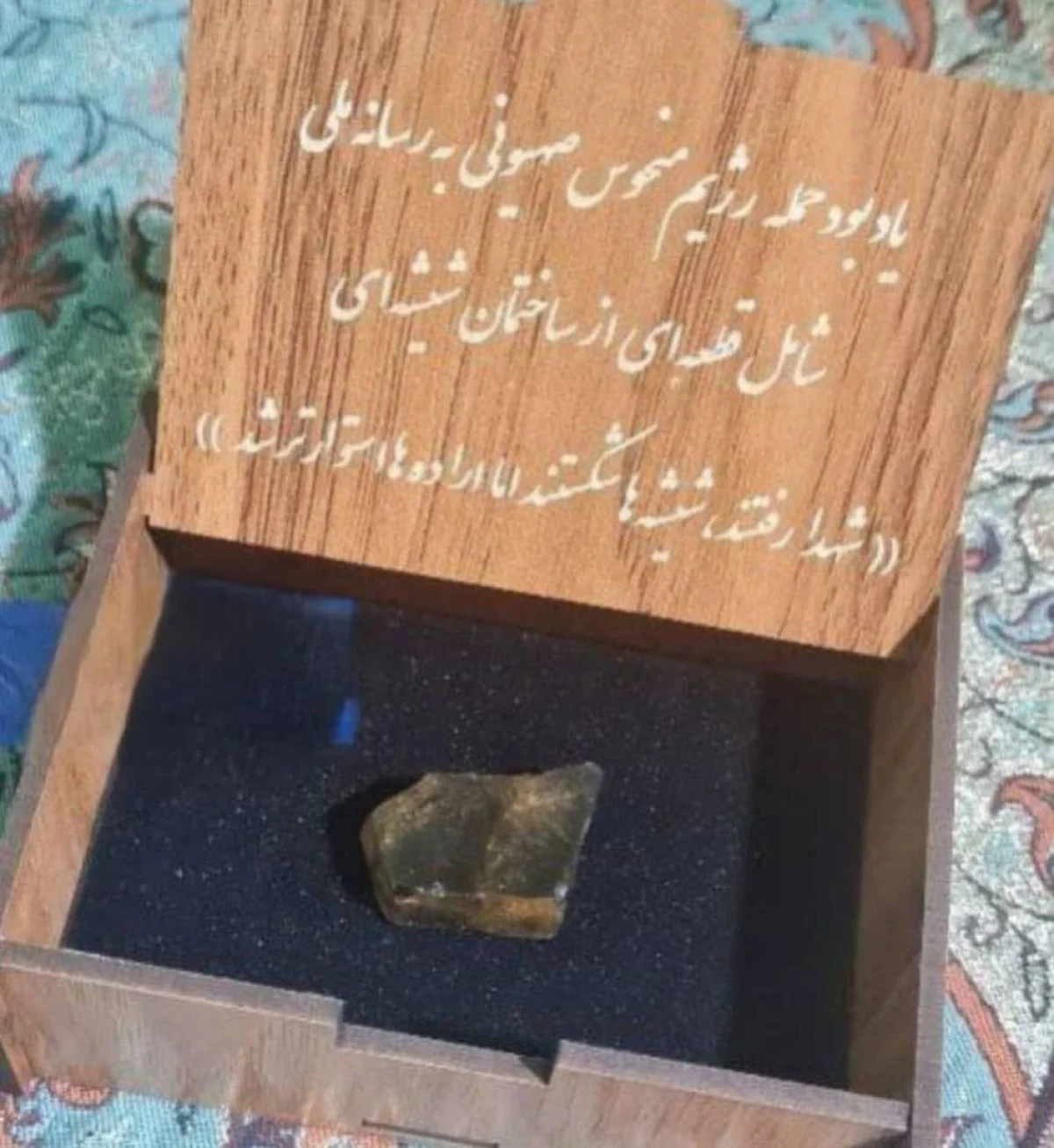 هدیه خاص صداوسیما پس از حمله صهیونیست‌ها | جعبه شیشه‌های فرو‌ریخته به مهمانان اهدا شد