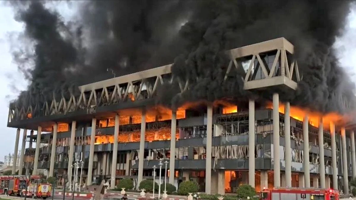 هدیه خاص صداوسیما پس از حمله صهیونیست‌ها | جعبه شیشه‌های فرو‌ریخته به مهمانان اهدا شد