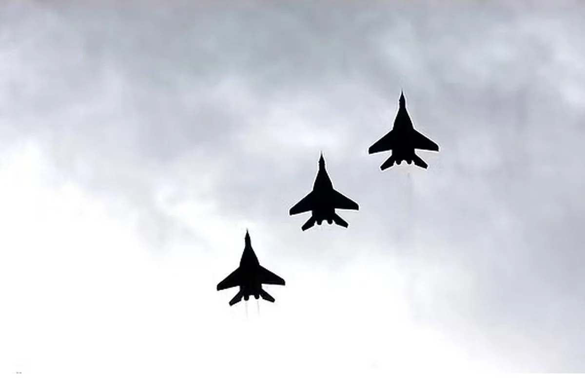 پرواز یک جنگنده در آسمان تهران پرواز یک جنگنده در آسمان تهران