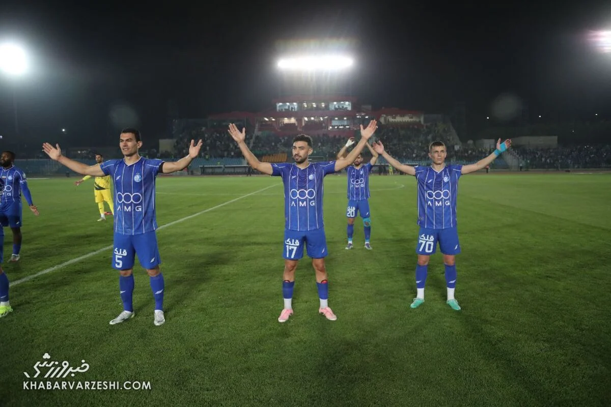 شعار استقلالیها علیه یک نفر و تشویق سه بازیکن کلیدی/ واکنش ساپینتو به کیفیت زمین و پیمان آبیپوشان شعار استقلالیها علیه یک نفر و تشویق سه بازیکن کلیدی/ واکنش ساپینتو به کیفیت زمین و پیمان آبیپوشان