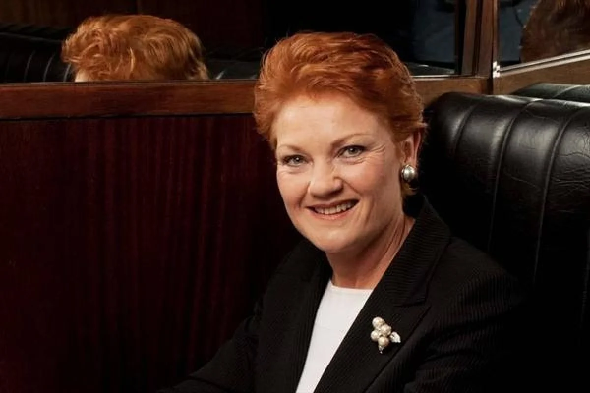 تعلیق سناتور پالین هانسون پس از ورود با برقع به مجلس سنا استرالیا تعلیق سناتور پالین هانسون پس از ورود با برقع به مجلس سنا استرالیا