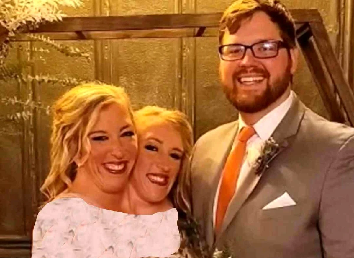 این مرد جذاب همزمان با دو زن منحصر به فرد ازدواج کرد! این مرد جذاب همزمان با دو زن منحصر به فرد ازدواج کرد!