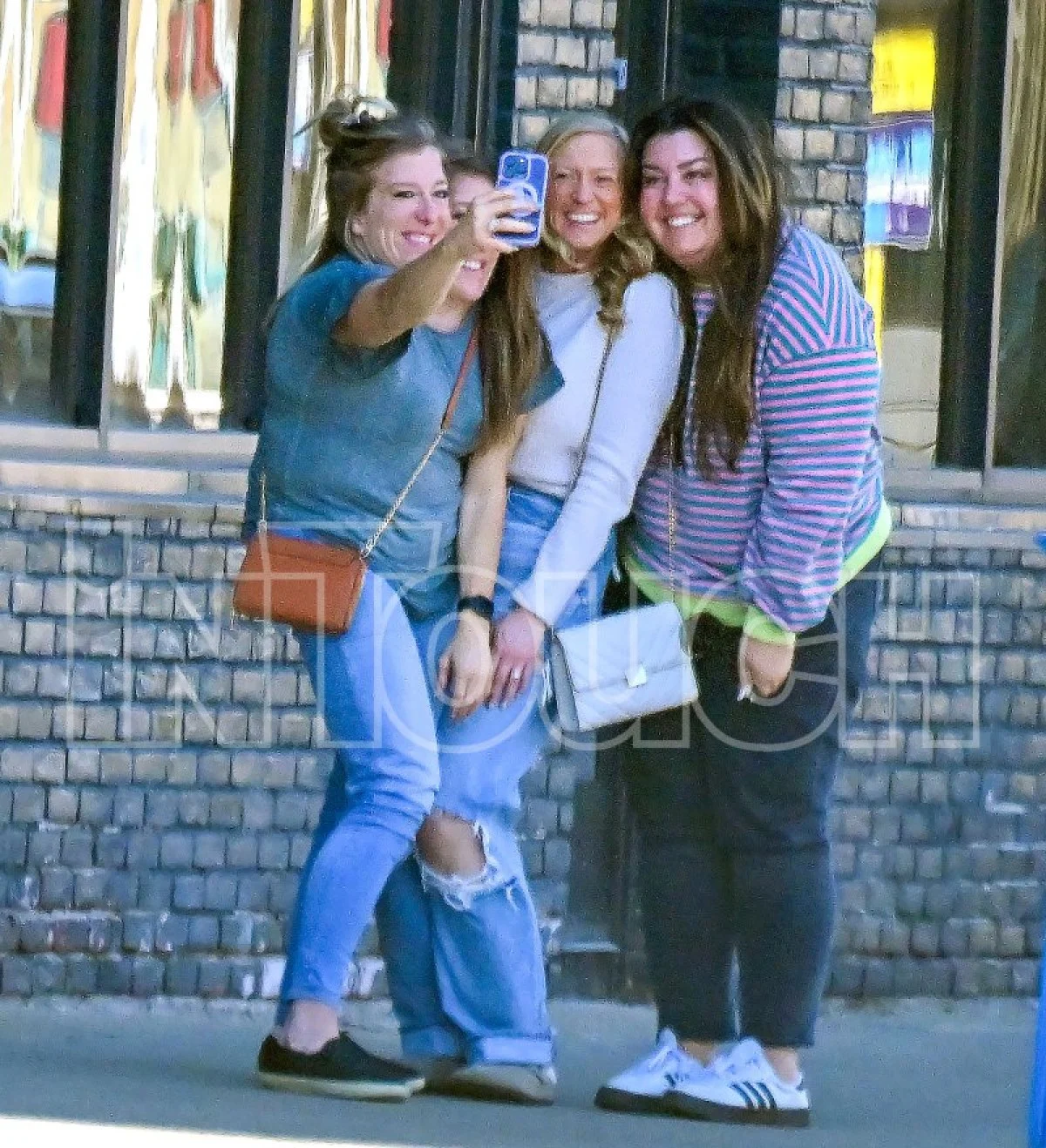 2025-11-26_21-01-30_560065-meylesokhan-ir Conjoined-Twins-Abby-and-Brittany-Hensel-Go-Plant-Shopping-8
