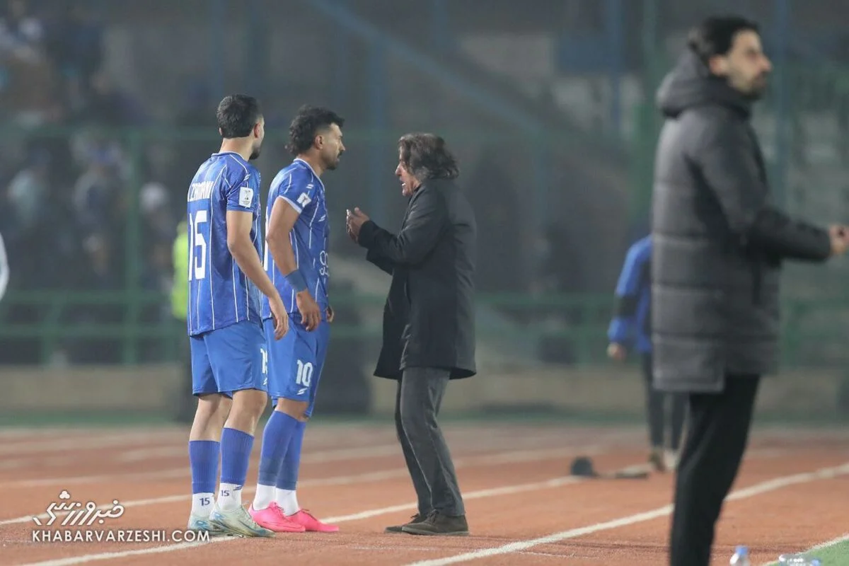 جنجال رضاییان روی نیمکت به خاطر تصمیم عجیب ساپینتو؛ رامین پیراهن استقلال را پرت کرد؟