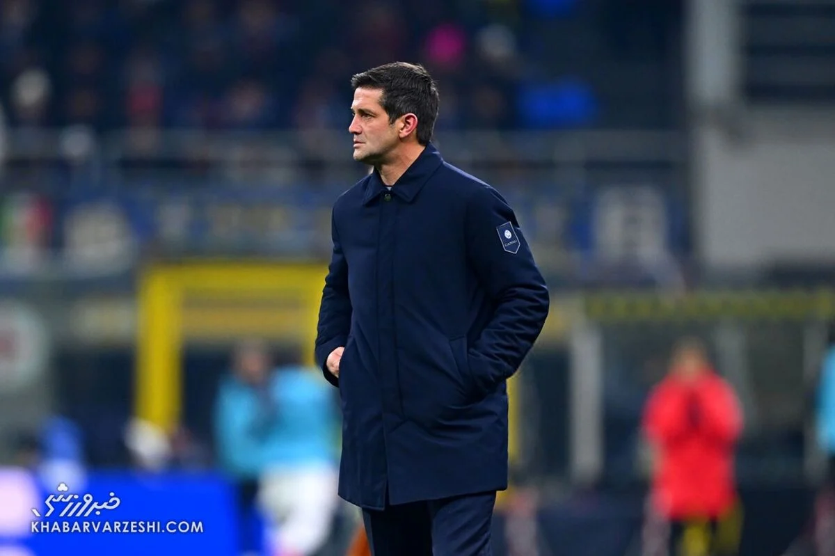 سیگار پشت سیگار؛ سرمربی آیی‌ها به دخانیات پناه برد!