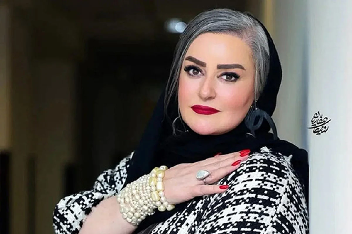 تصاویر نعیمه نظام‌دوست با پالتوی چهارخانه و لبخند همیشگی