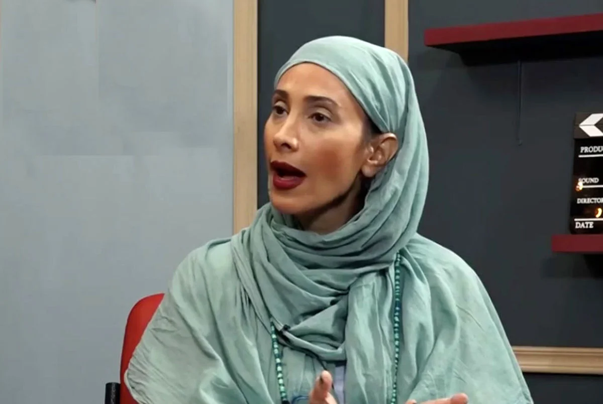 چهره سراسر غم و اندوه سحر زکریا در ختم پدرش