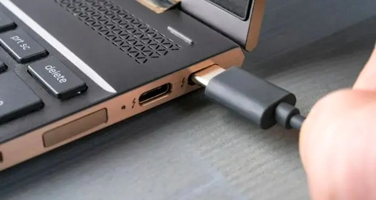 ۵ چیزی که هرگز نباید به پورت USB لپتاپ خود وصل کنید ۵ چیزی که هرگز نباید به پورت USB لپتاپ خود وصل کنید