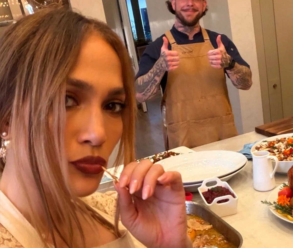 جنیفر لوپز دستپخش را به نمایش گذاشت جنیفر لوپز دستپخش را به نمایش گذاشت