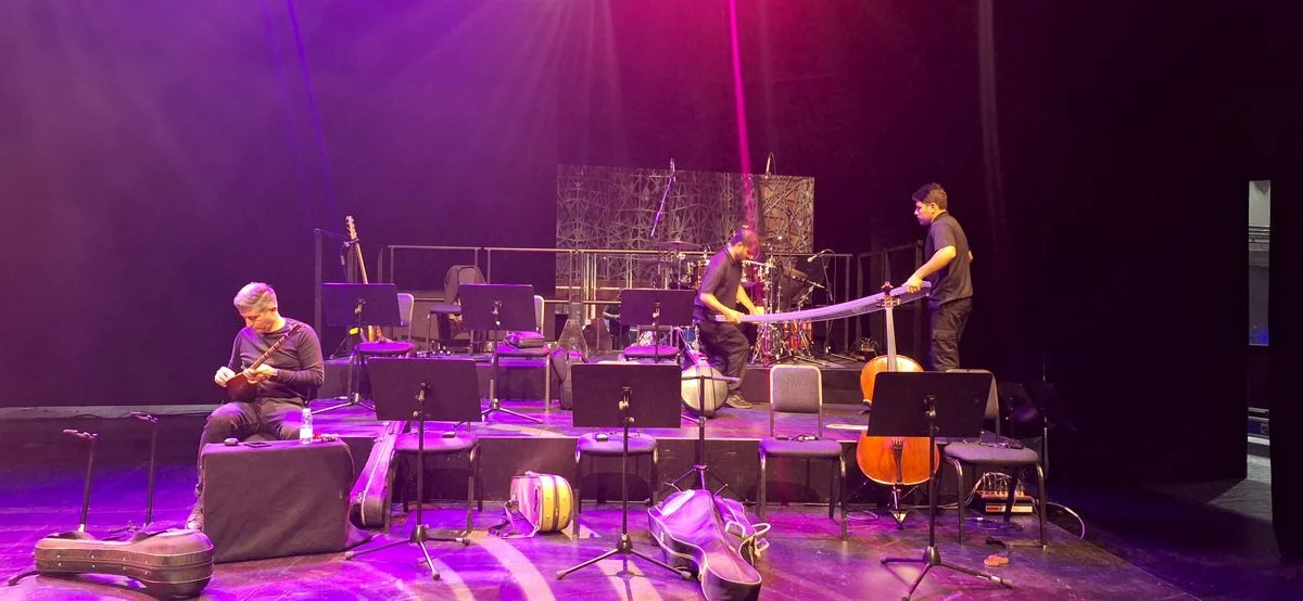 آماده سازی کنسرت قربانی در سالن دبی اپرا