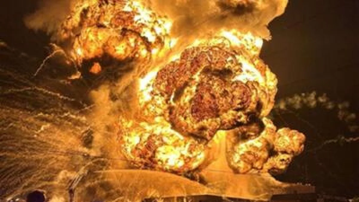 انفجار عظیم در مرکز بازیافت مواد شیمیایی سیدنی؛ پرتاب آوار تا ۱۰۰ متر و آسیب به آتشنشانان+فیلم انفجار عظیم در مرکز بازیافت مواد شیمیایی سیدنی؛ پرتاب آوار تا ۱۰۰ متر و آسیب به آتشنشانان+فیلم