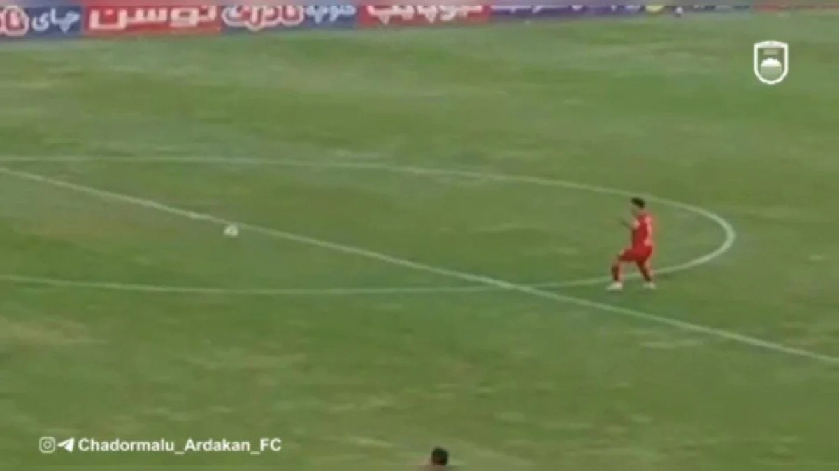 تماشای فوتبال با اعمال شاقه/ تراکتور گل زد، تلویزیون سکته! تماشای فوتبال با اعمال شاقه/ تراکتور گل زد، تلویزیون سکته!