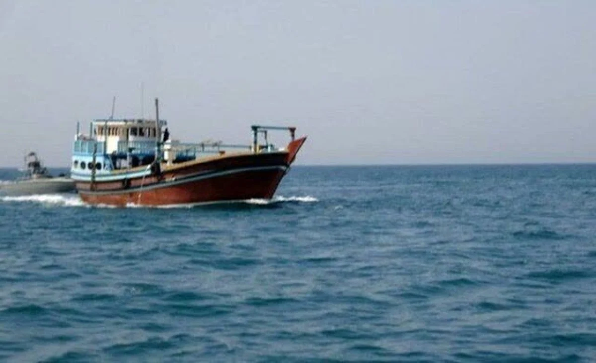 توقیف لنج حامل ۸۰ هزار لیتر سوخت قاچاق در کیش توقیف لنج حامل ۸۰ هزار لیتر سوخت قاچاق در کیش