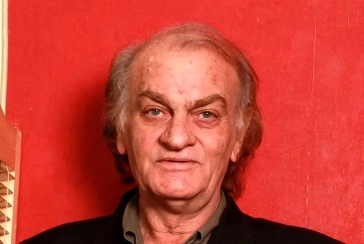 چهره «فتحعلی اویسی» در ۳۳ سالگی در اولین فیلمش؛ سال ۵۷ چهره «فتحعلی اویسی» در ۳۳ سالگی در اولین فیلمش؛ سال ۵۷