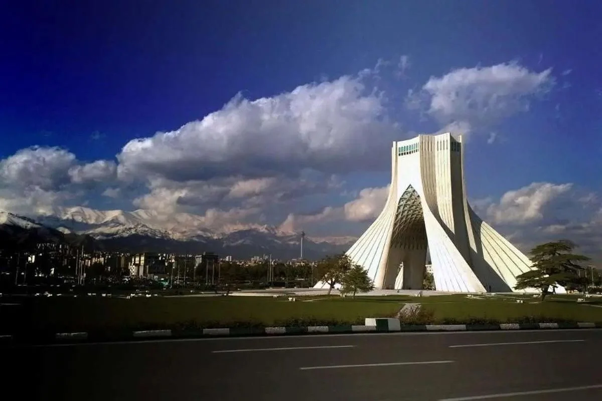 تصویری عجیب از نبرد آلودگی هوای تهران با آسمان ابری تصویری عجیب از نبرد آلودگی هوای تهران با آسمان ابری