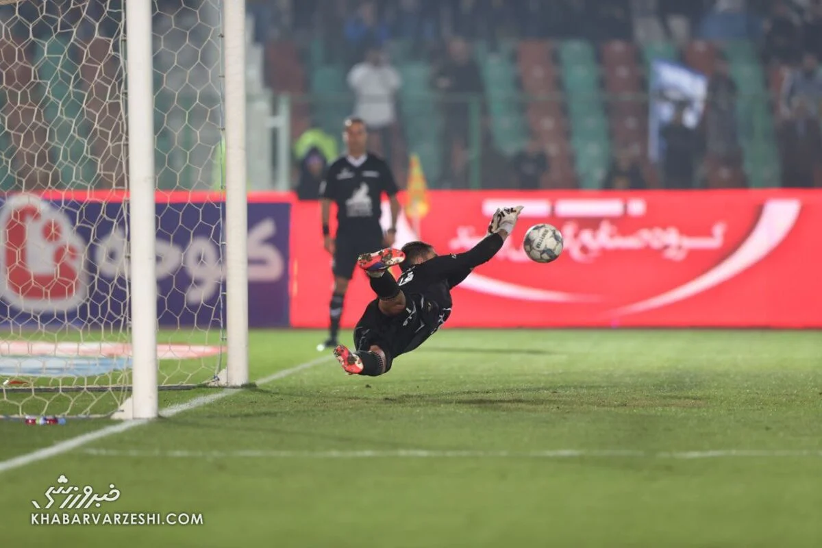 نکته جالب در مورد گلر استقلال؛ اولین پنالتی را از مسی گرفته بود +عکس نکته جالب در مورد گلر استقلال؛ اولین پنالتی را از مسی گرفته بود +عکس