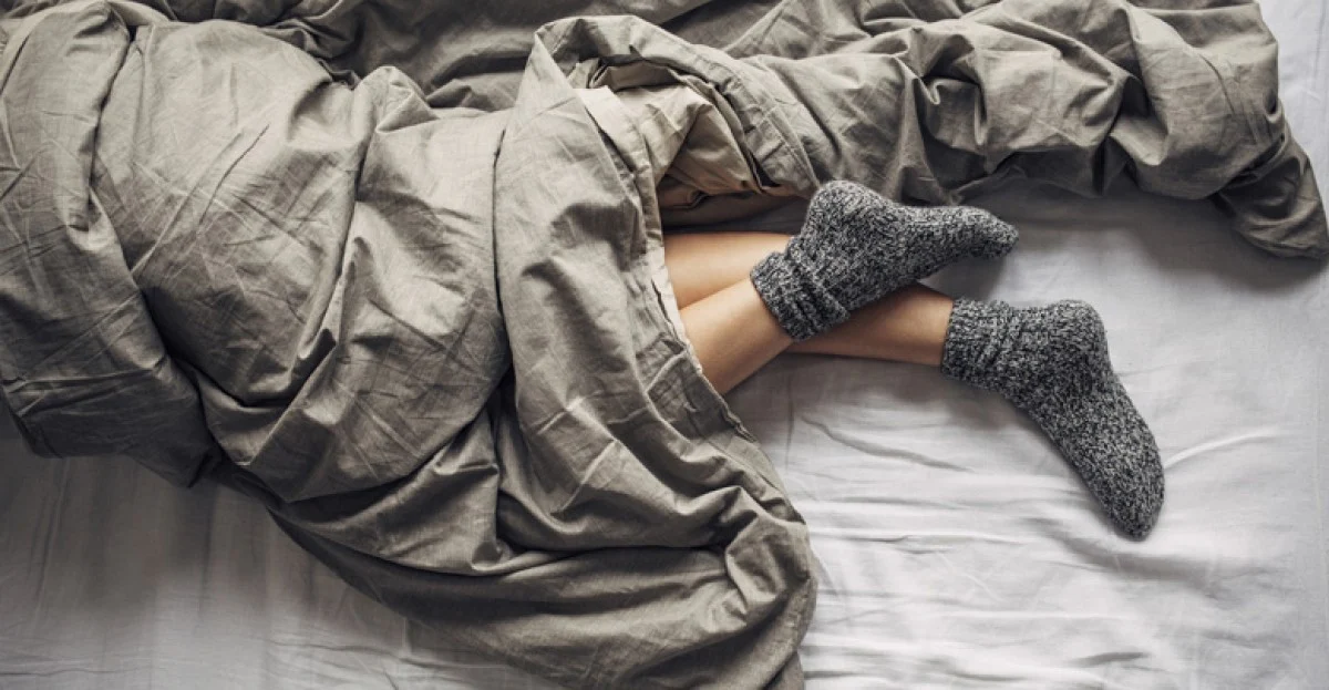 2025-12-02_08-54-11_975044-meylesokhan-ir why-sleep-with-socks