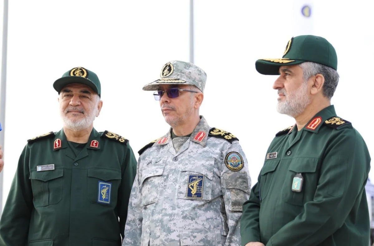 سنگ مزار مشترک شهیدان حاجیزاده و محمود باقری با طرح «کوه» رونمایی شد سنگ مزار مشترک شهیدان حاجیزاده و محمود باقری با طرح «کوه» رونمایی شد