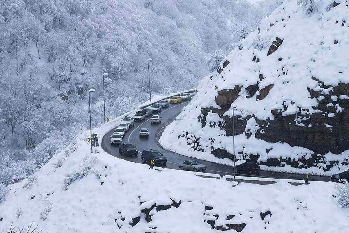 آغاز بارش شدید برف در جاده چالوس آغاز بارش شدید برف در جاده چالوس
