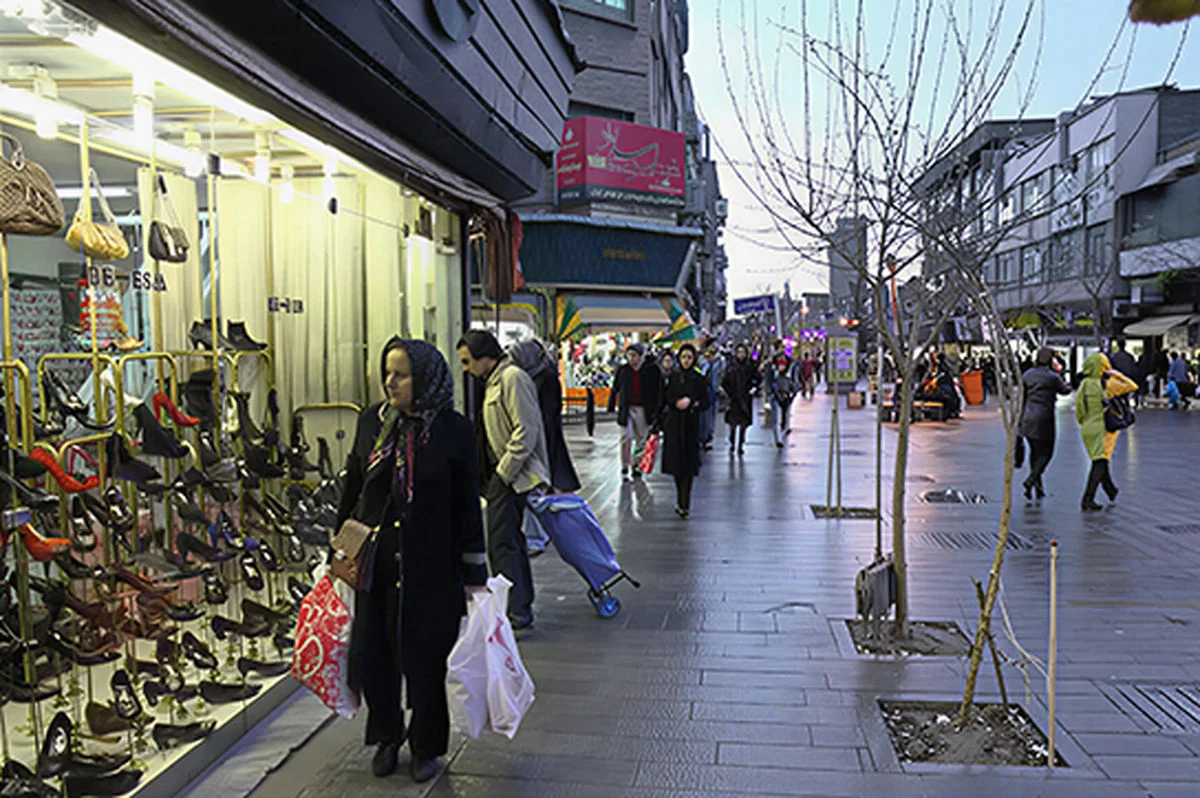 اخراج افغانستانیها، کیف زنانه ایرانی را قسطی کرد! اخراج افغانستانیها، کیف زنانه ایرانی را قسطی کرد!