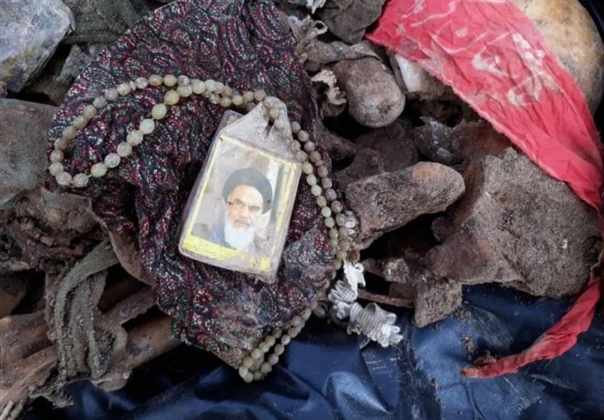 سجادهای که کنار پیکر شهید پس از ۴ دهه پیدا شد+فیلم سجادهای که کنار پیکر شهید پس از ۴ دهه پیدا شد+فیلم