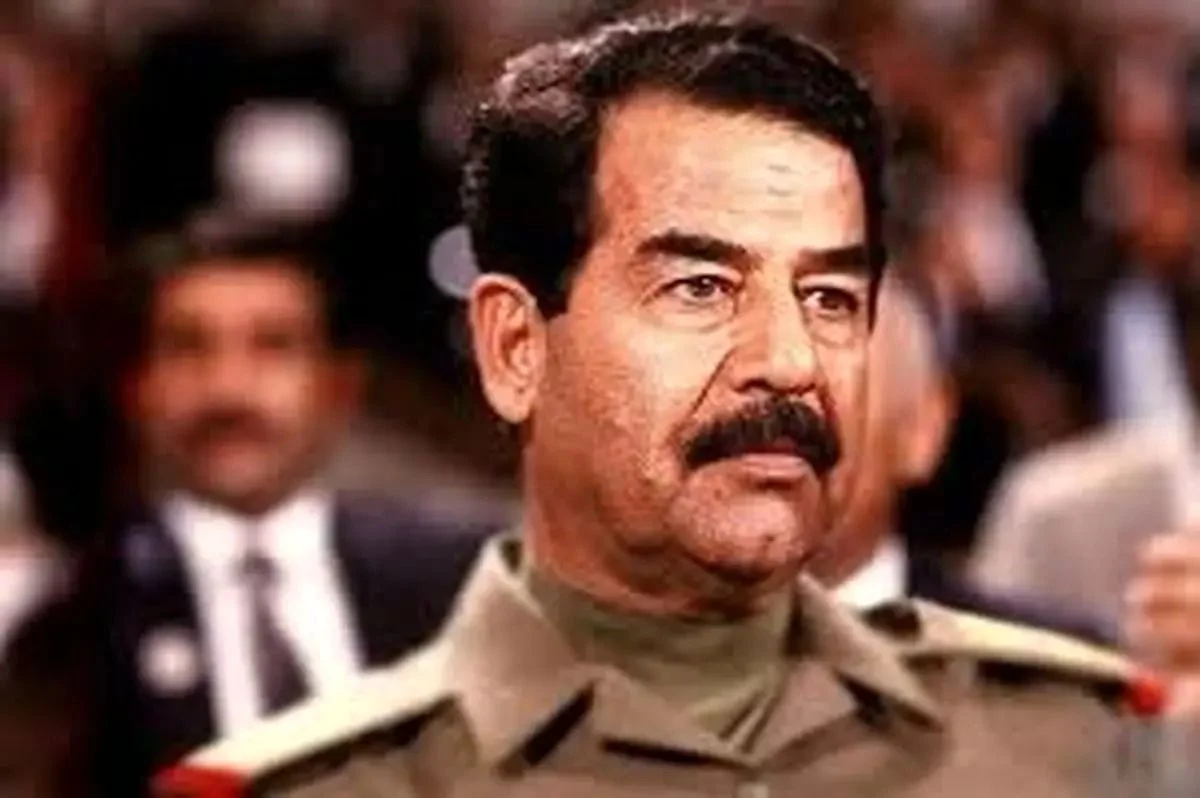 دهه ۷۰: مصطفی پورمحمدی در کنار صدام حسین