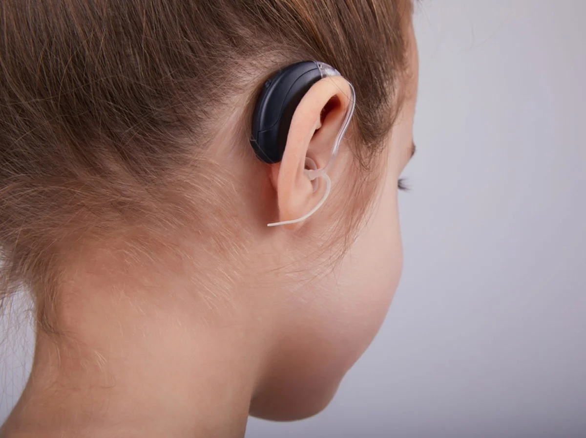 2025-12-04_08-21-17_995789-meylesokhan-ir سمعک پشت گوشی (BTE) برای چه افرادی مناسب است؟