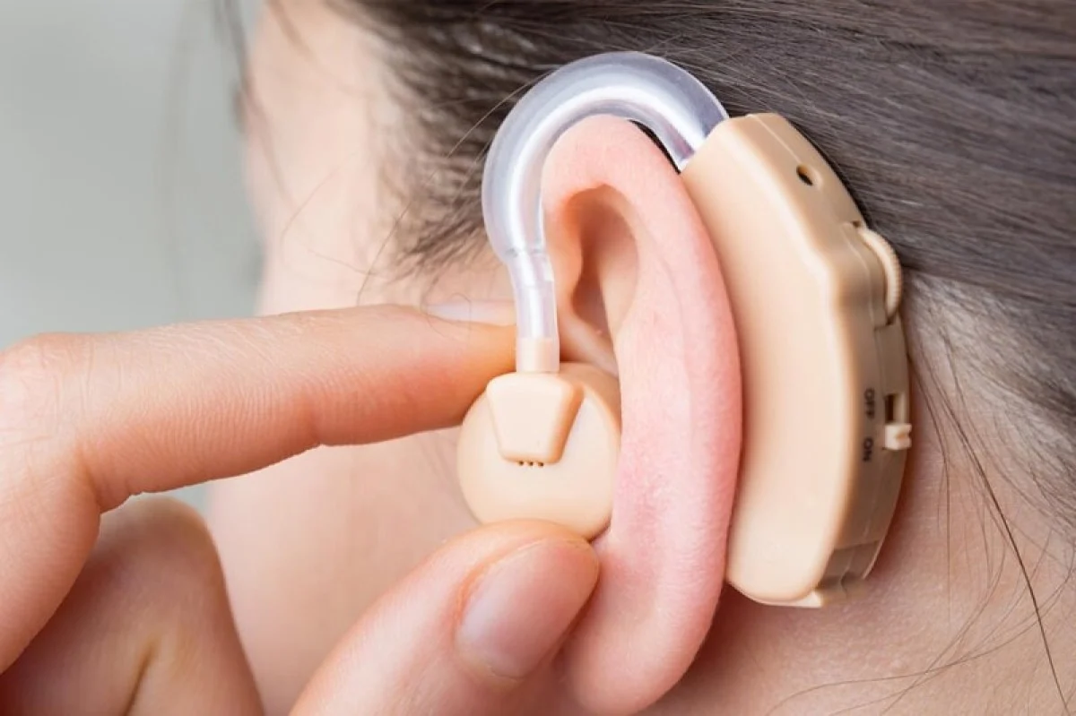 2025-12-04_08-21-19_968406-meylesokhan-ir عوامل موثر بر قیمت سمعک پشت گوشی