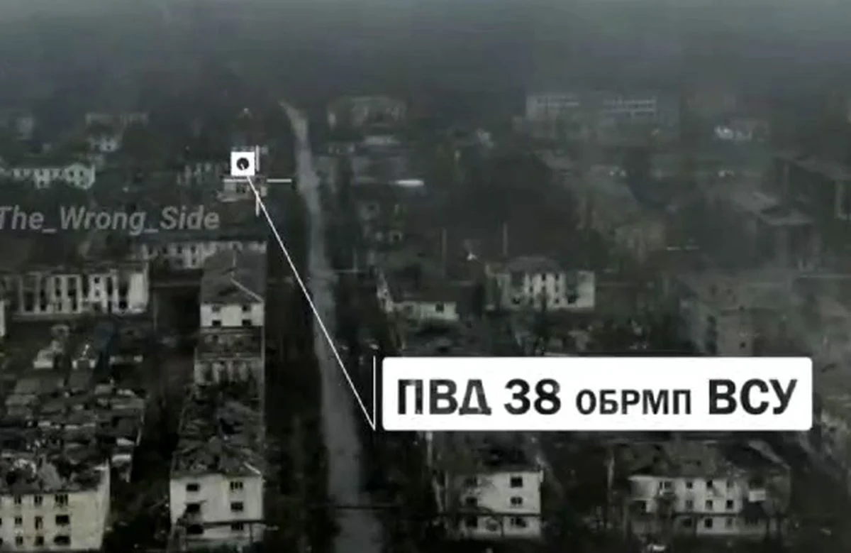 لحظه اصابت بمب ارتش روسیه به ساختمان پدافندی اوکراین لحظه اصابت بمب ارتش روسیه به ساختمان پدافندی اوکراین