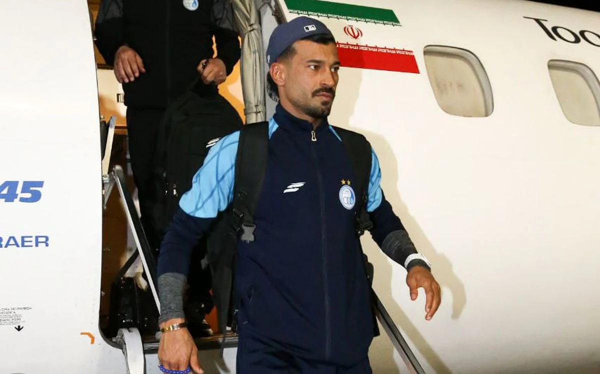 مشت یک پرسپولیسی به رامین رضاییان جنجالآفرین شد مشت یک پرسپولیسی به رامین رضاییان جنجالآفرین شد