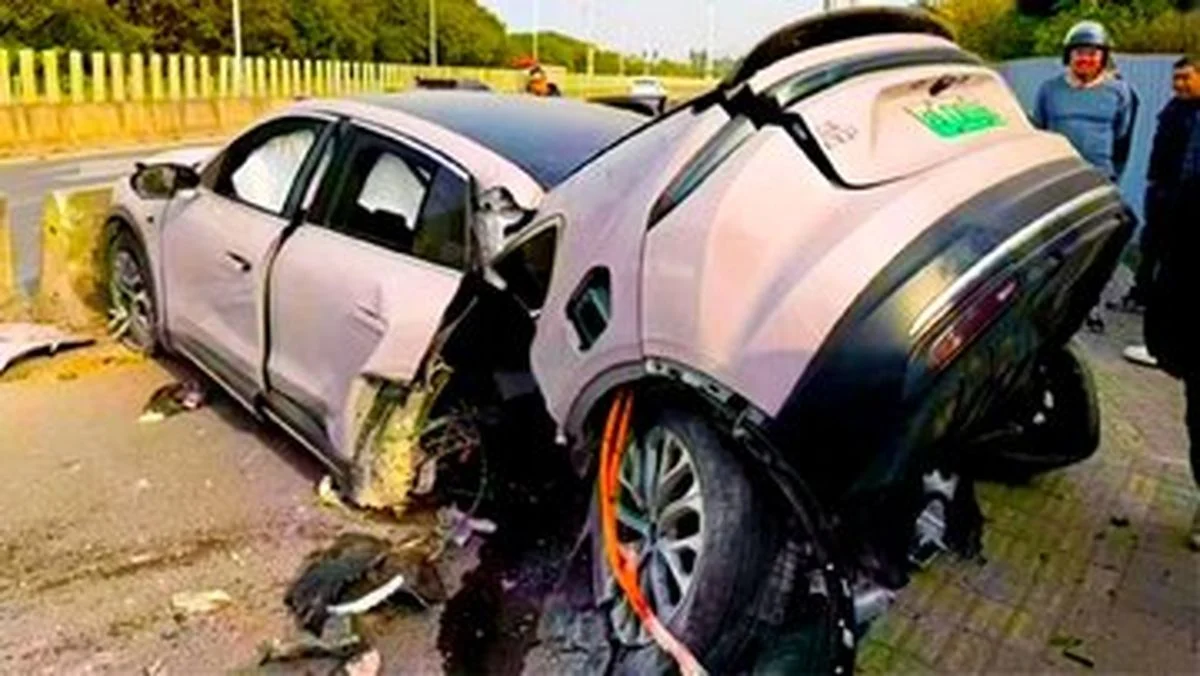 خودروی چینی در تصادفی عجیب از وسط نصف شد!