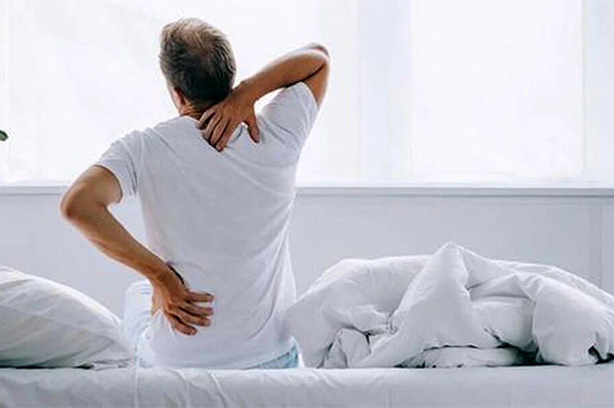 این مدل خوابیدن بلای جانِ شانه و دست‌ها!