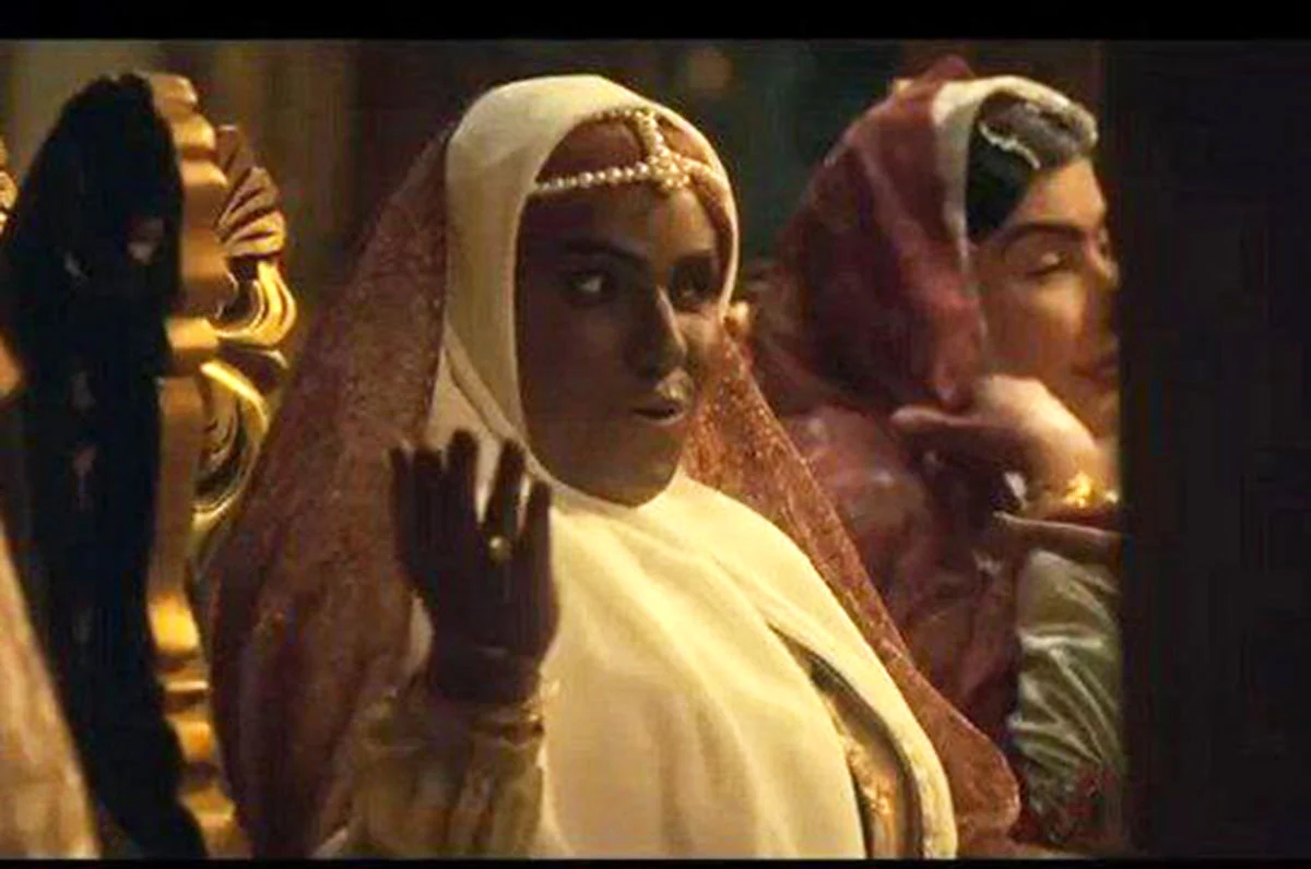 گریم سنگین زهره، خواهر نرگس آبیار در «بامداد خمار»