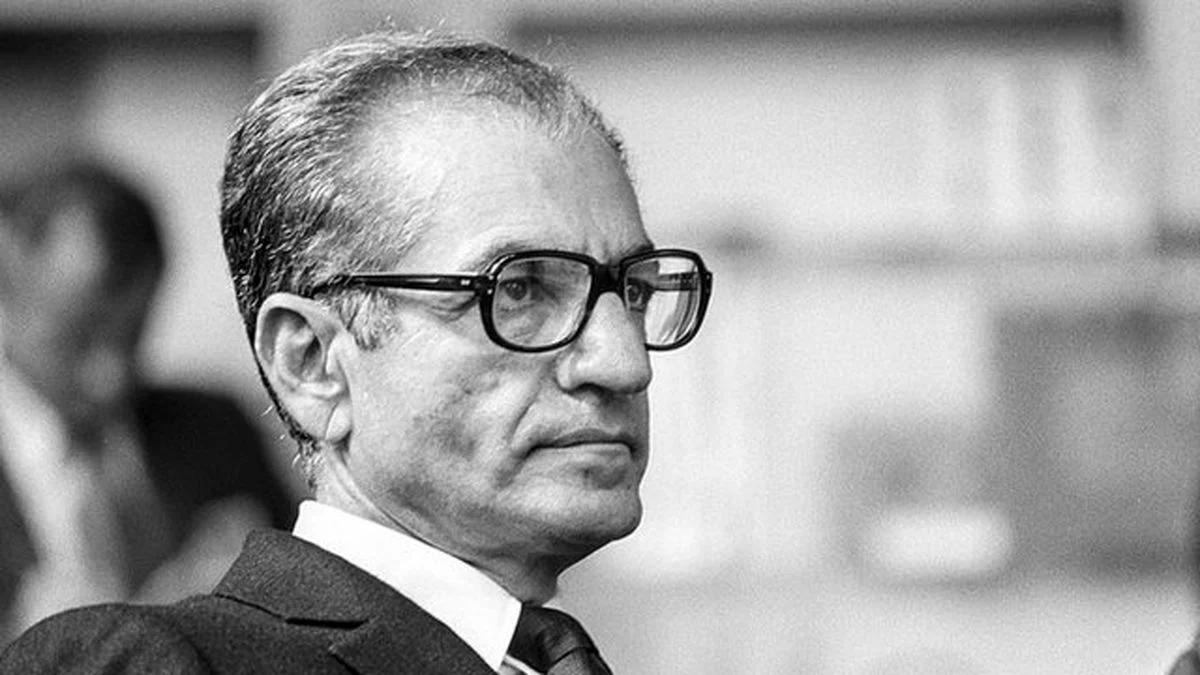 محمدرضا پهلوی در چادر پادشاه عربستان؛ سال ۱۳۳۵ محمدرضا پهلوی در چادر پادشاه عربستان؛ سال ۱۳۳۵