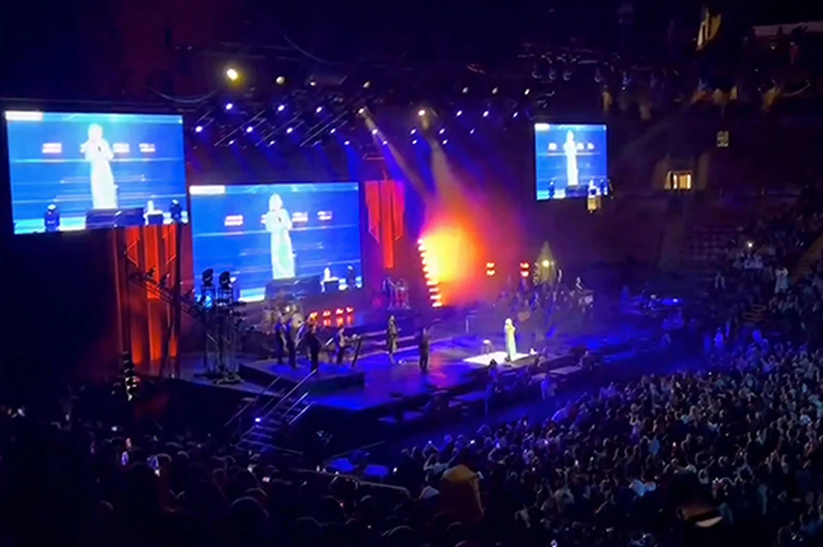 خانم گوگوش! اون چه کاریه؟ اوووون چه کاریه؟ خانم گوگوش! اون چه کاریه؟ اوووون چه کاریه؟