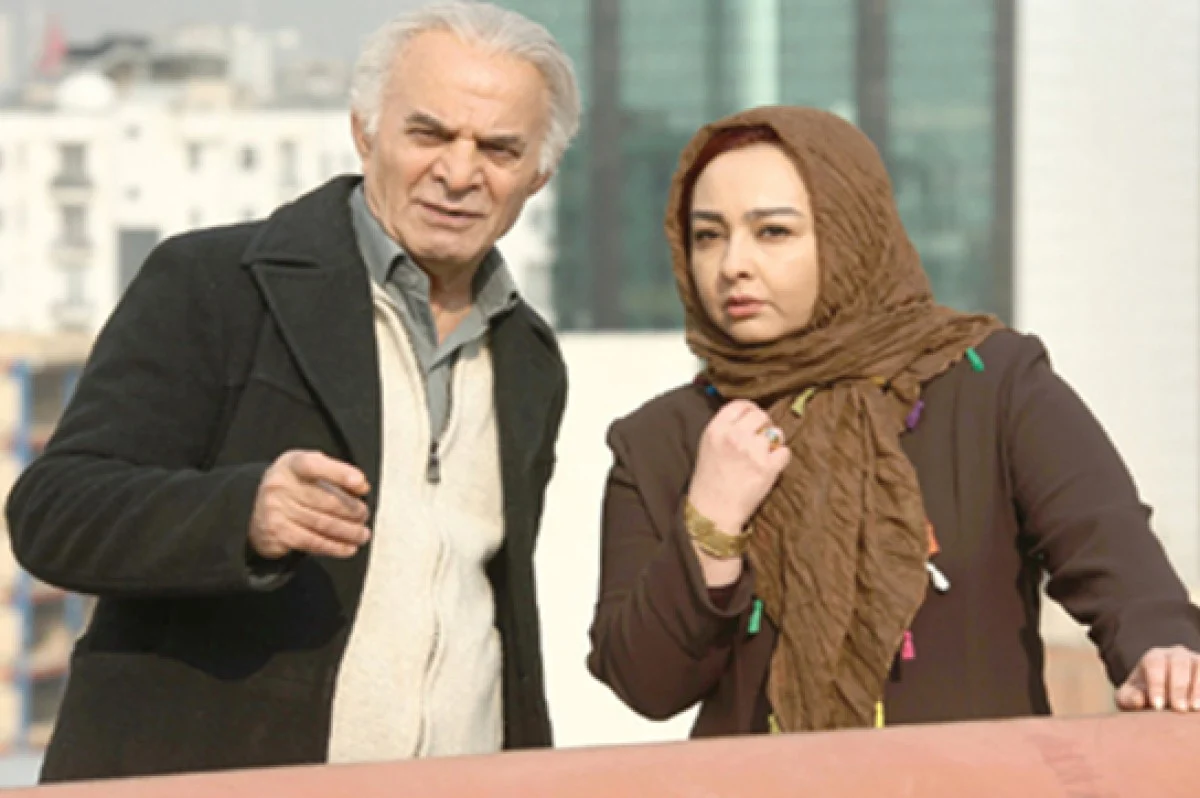 سیروس-_گرجستانی-در-کنار-ماهایا-__پطروسیان-در-فیلم-مجرد-چهل-ساله