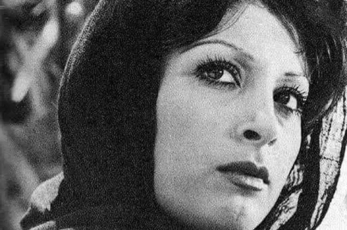 مرجان با لباس عروسی کنار ناصر ملکمطیعی در سال ۵۳ مرجان با لباس عروسی کنار ناصر ملکمطیعی در سال ۵۳