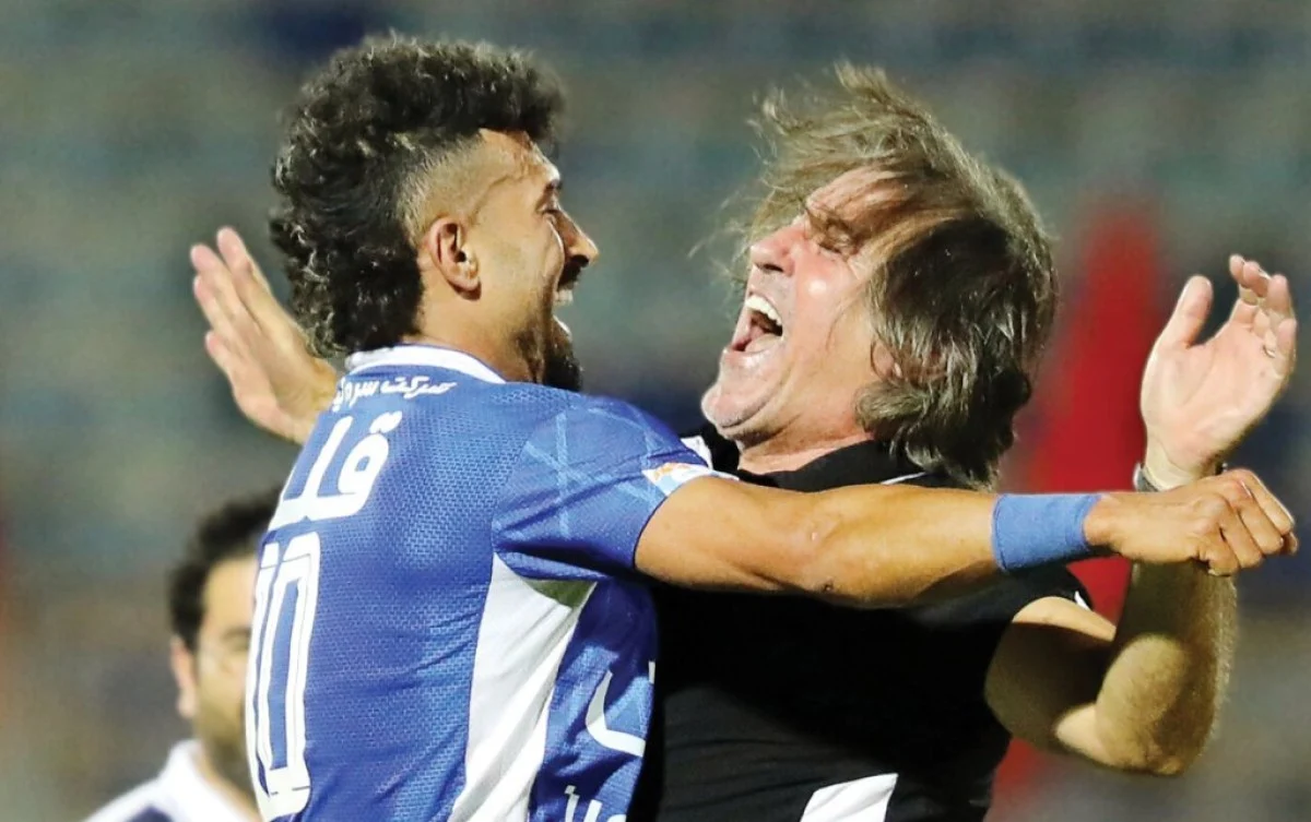 پایان خوش یک سوءتفاهم؛ آغوش ساپینتو و رامین استقلال را آرام کرد پایان خوش یک سوءتفاهم؛ آغوش ساپینتو و رامین استقلال را آرام کرد