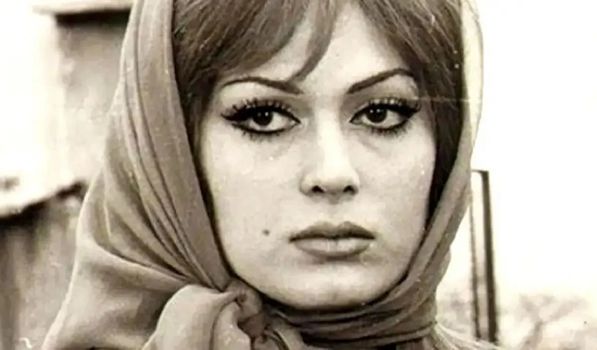 اخبار روز | «آذر شیوا» با سبیل و در ۲۵ سالگی؛ سال ۱۳۴۴ اخبار روز | «آذر شیوا» با سبیل و در ۲۵ سالگی؛ سال ۱۳۴۴