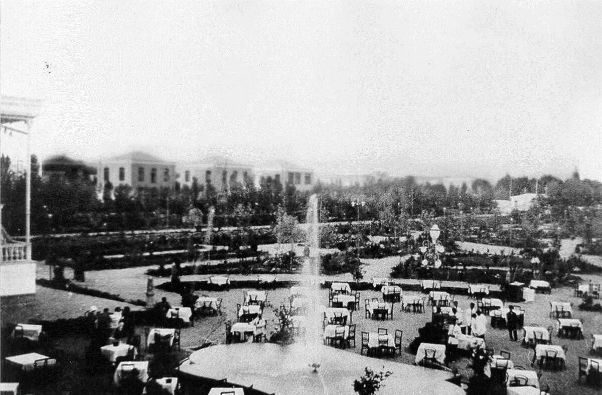 اخبار روز | ۹۰ سال پیش محوطه تئاتر شهر این شکلی بود! اخبار روز | ۹۰ سال پیش محوطه تئاتر شهر این شکلی بود!