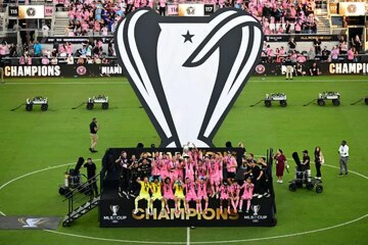 اخبار روز | ژست عاشقانه بکام و ویکتوریا با جام قهرمانی اخبار روز | ژست عاشقانه بکام و ویکتوریا با جام قهرمانی