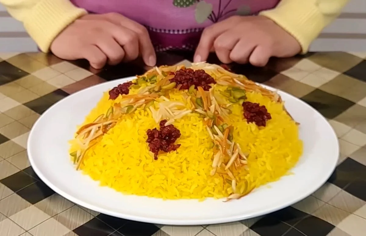 اخبار روز | شکرپلوی شیرازی؛ عطرِ طلایی زعفران در شب یلدا