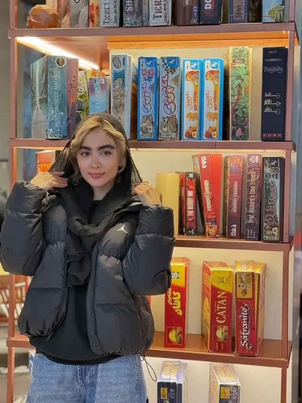 قاب دیدنی از سنا حسینی با تیپی خاص در فضای کتابخانه